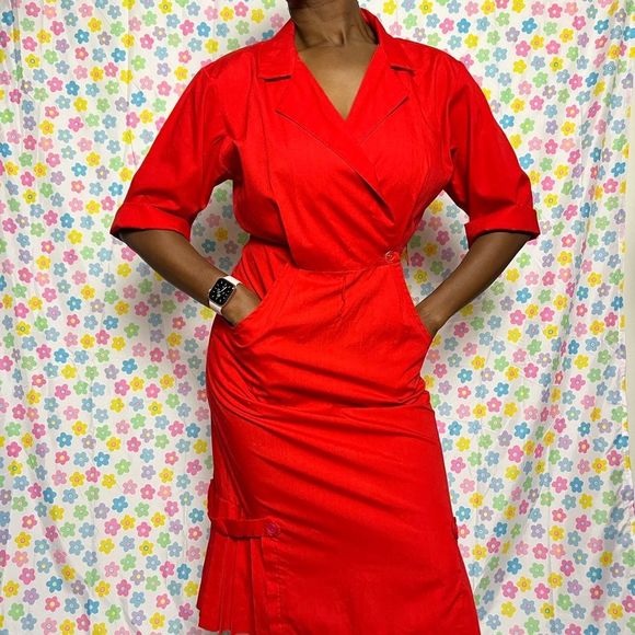 Sexy red pinup style dress. Has pockets. Buttons in the middle. Fits like a M/L. - Picture 4 of 4